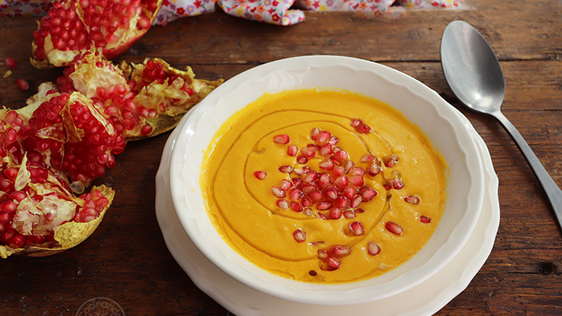 Receta fácil de crema de calabaza con granada para otoño
