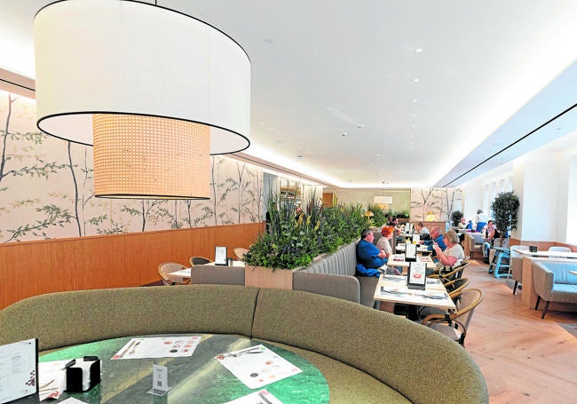 Las Nubes es la nueva y completamente renovada cafetería de El Corte Inglés Genil, que ofrece unas jornadas gastronómicas de estrella Michelin con Faralá.