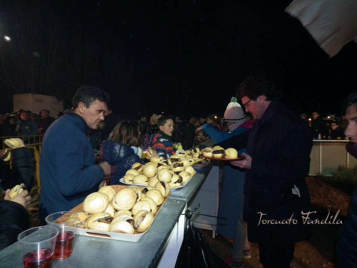 Guadix celebró este fin de semana las fiestas en honor al patrón de los animales, San Antón. La festividad está caracterizada por el consumo de chacinas y vino del país junto a las lumbres en las que se le queman las barbas al santo. El calor de las luminarias, como cada año, era más que necesario. 