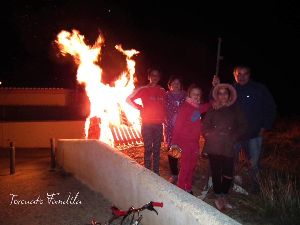 Guadix celebró este fin de semana las fiestas en honor al patrón de los animales, San Antón. La festividad está caracterizada por el consumo de chacinas y vino del país junto a las lumbres en las que se le queman las barbas al santo. El calor de las luminarias, como cada año, era más que necesario. 