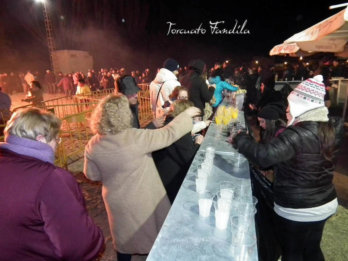 Guadix celebró este fin de semana las fiestas en honor al patrón de los animales, San Antón. La festividad está caracterizada por el consumo de chacinas y vino del país junto a las lumbres en las que se le queman las barbas al santo. El calor de las luminarias, como cada año, era más que necesario. 