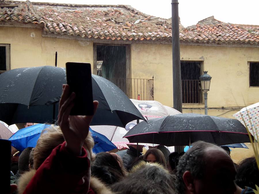 La Hermandad de La Borriquilla ha suspendido su estación de penitencia. La corporación nazarena ha retrasado inicialmente su salida media hora y posteriormente ha tomado la decisión de suspenderla. Lo mismo sucedió con La Estrella.