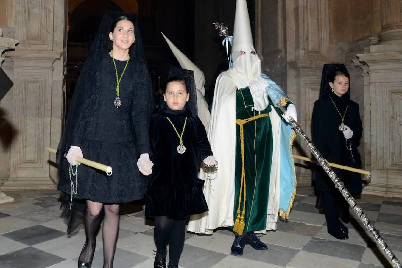 La Cofradía de la Esperanza era la primera en estar en las calles de Guadix este Miércoles Santo, a las nueve de la noche desde la catedral. El capataz del palio, Ángel Onieva invocó a la paz del mundo en la primera levantá de la Virgen de la Esperanza. ‘En el cielo de tus ojos’ de Víctor Manuel Ferrer fue la marcha de salida interpretada por la Banda Felipe Moreno de Cúllar Vega. El paso entró en tribuna con ‘Siempre la Esperanza’. 