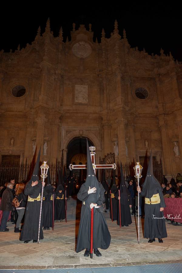 La Cofradía de Nuestro Padre Jesús de la Obediencia cerró la madrugada del Viernes Santo accitano en un silencio sólo roto por el sonido de la capilla musical que acompaña al Señor. 