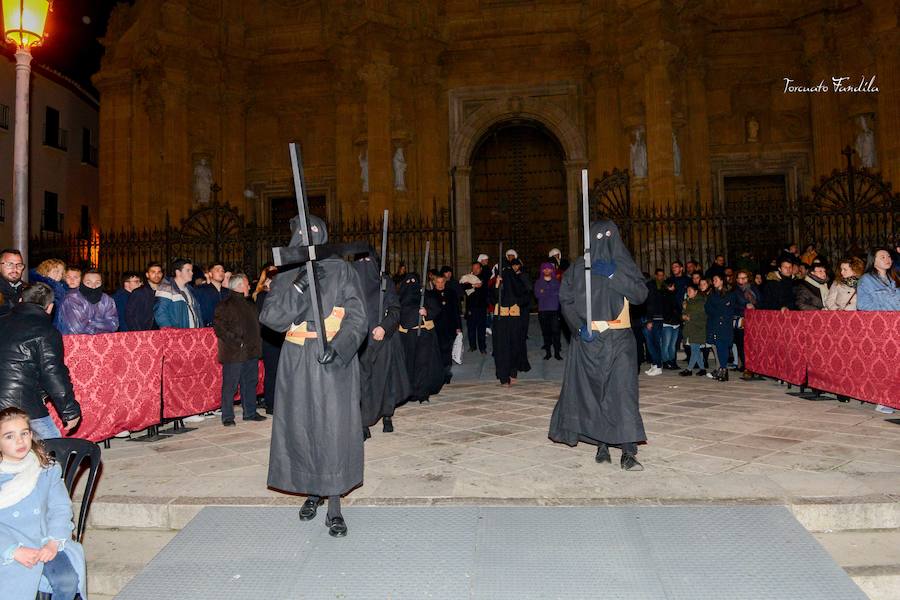 La Cofradía de Nuestro Padre Jesús de la Obediencia cerró la madrugada del Viernes Santo accitano en un silencio sólo roto por el sonido de la capilla musical que acompaña al Señor. 