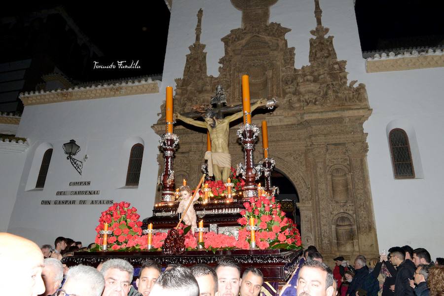 El Cristo de la Luz protagonizó la procesión del Silencio la madrugada del Viernes Santo y volvió a salir la mañana siguiente con la Virgen de la Amargura. 