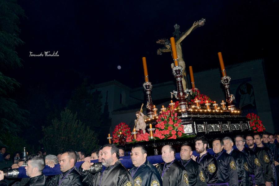 El Cristo de la Luz protagonizó la procesión del Silencio la madrugada del Viernes Santo y volvió a salir la mañana siguiente con la Virgen de la Amargura. 