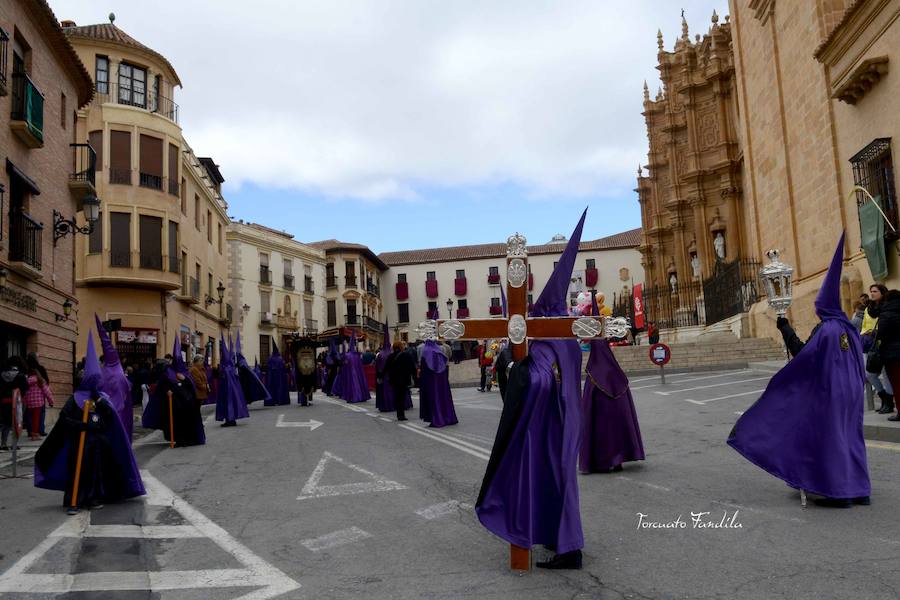 El Cristo de la Luz protagonizó la procesión del Silencio la madrugada del Viernes Santo y volvió a salir la mañana siguiente con la Virgen de la Amargura. 