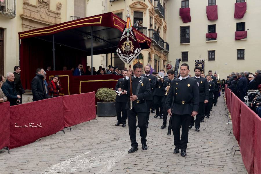 El Cristo de la Luz protagonizó la procesión del Silencio la madrugada del Viernes Santo y volvió a salir la mañana siguiente con la Virgen de la Amargura. 