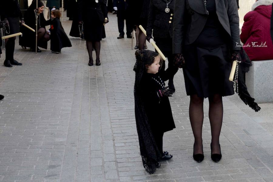 Como el resto de cofradías de la mañana del Viernes Santo, la de los Dolores también alteró su recorrido y horario. 