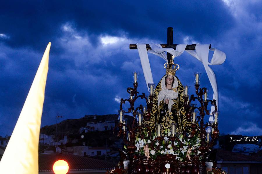 La Virgen de la Soledad cerró el Viernes Santo. También afectaron a esta hermandad los pronósticos meteorológicos. Acompañaba a la Virgen de la Soledad la Banda Sinfónica de Guadix