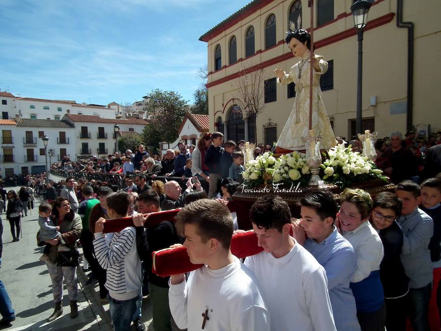 El Domingo de Resurrección amaneció soleado y primaveral. La algarabía de los niños y niñas que acompañaban la imagen del Dulce Nombre marcaron el carácter fetivo de la jornada. Acompañaba la Agrupación Musicial de Cristo del Perdón de Guadix. 