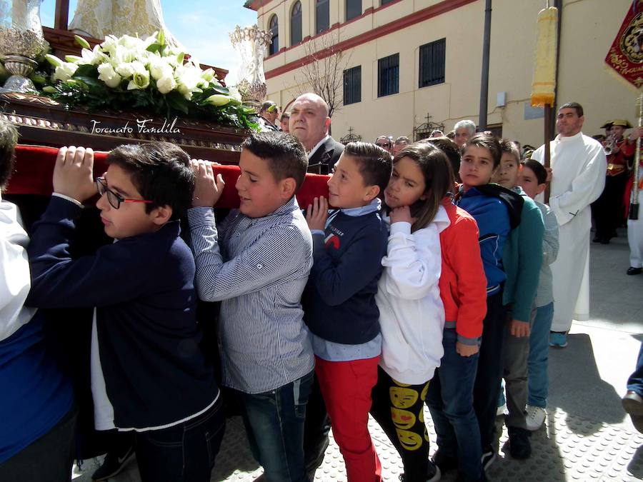 El Domingo de Resurrección amaneció soleado y primaveral. La algarabía de los niños y niñas que acompañaban la imagen del Dulce Nombre marcaron el carácter fetivo de la jornada. Acompañaba la Agrupación Musicial de Cristo del Perdón de Guadix. 