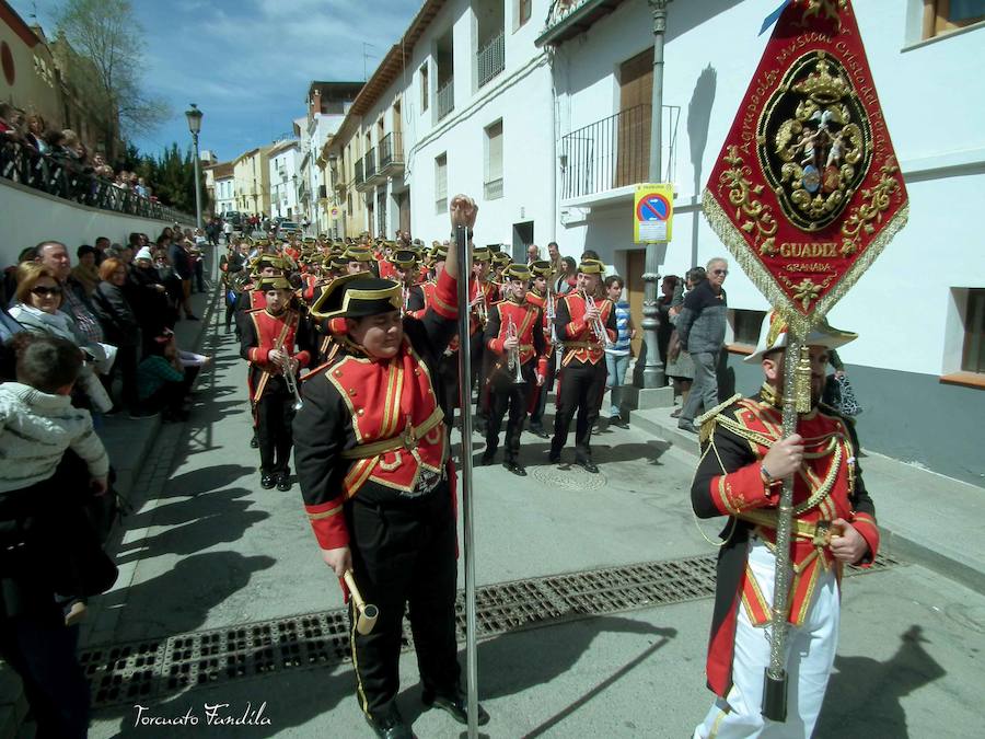 El Domingo de Resurrección amaneció soleado y primaveral. La algarabía de los niños y niñas que acompañaban la imagen del Dulce Nombre marcaron el carácter fetivo de la jornada. Acompañaba la Agrupación Musicial de Cristo del Perdón de Guadix. 