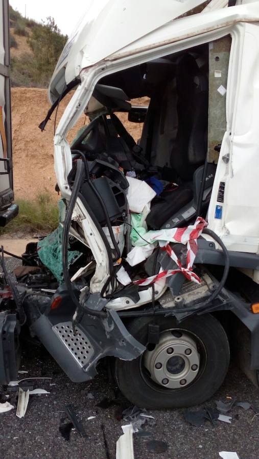 Uno de los camiones embistió al otro, quedando los dos vehículos en la vía. Hubo que evacuar a una persona con heridas de gravedad. Fue trasladado en helicóptero a un centro hospitalario.