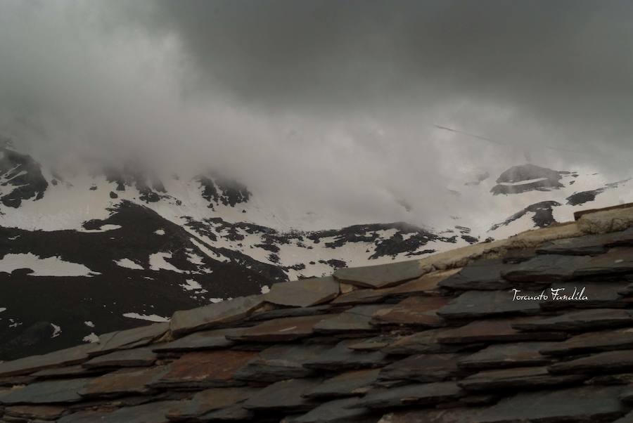 Las precipitaciones de los últimos meses han permitido que el deshielo en el Alhorí sea un gran espectáculo de la naturaleza en este último tramo de la primavera. 