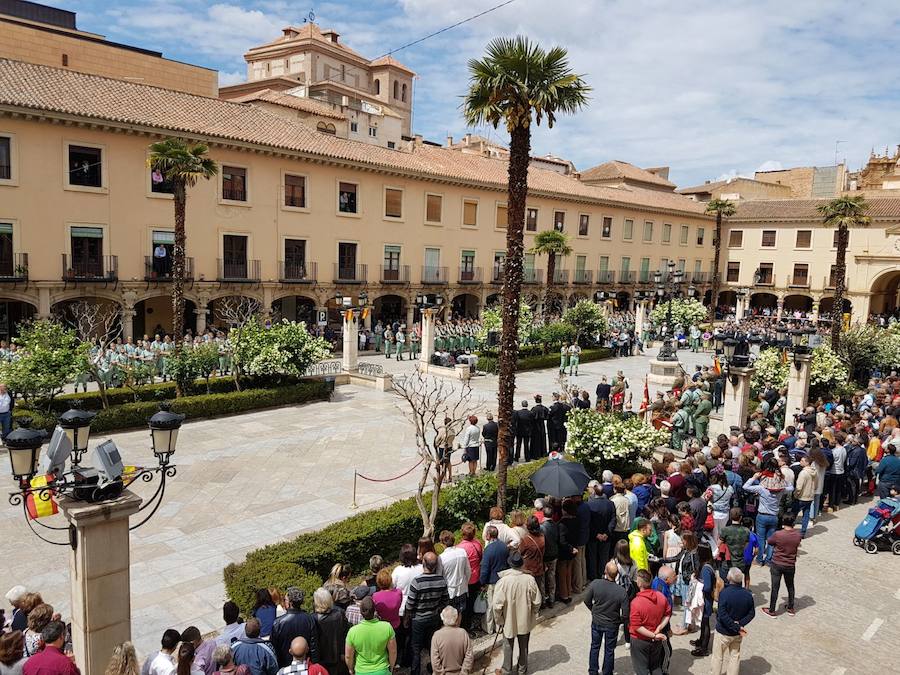 La Plaza de la Constitución de Guadix, acogió el solemne acto de Jura de Bandera para la ciudadanía organizado por el Mando de Adiestramiento y Doctrina (Madoc) en colaboración con la Brigada II, «Rey Alfonso XIII» de la Legión. 