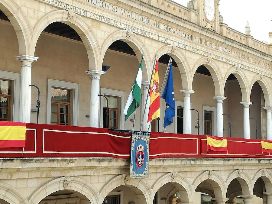 La Plaza de la Constitución de Guadix, acogió el solemne acto de Jura de Bandera para la ciudadanía organizado por el Mando de Adiestramiento y Doctrina (Madoc) en colaboración con la Brigada II, «Rey Alfonso XIII» de la Legión. 
