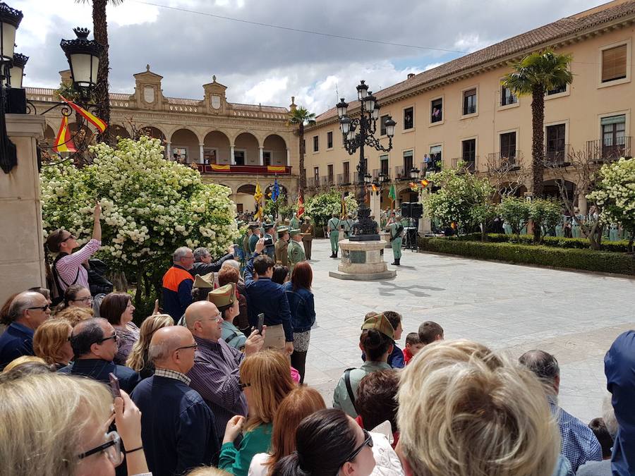 La Plaza de la Constitución de Guadix, acogió el solemne acto de Jura de Bandera para la ciudadanía organizado por el Mando de Adiestramiento y Doctrina (Madoc) en colaboración con la Brigada II, «Rey Alfonso XIII» de la Legión. 