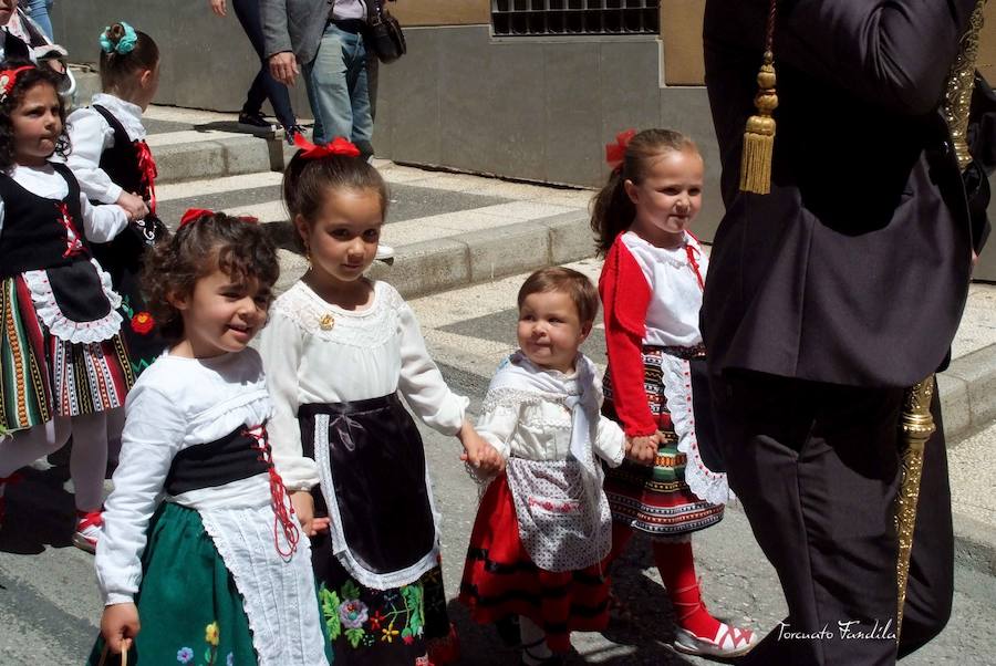 Como cada 15 de mayo la ciudad de Guadix ha celebrado la festividad de San Torcuato. Tras la misa pontifical en la catedral ha dado comienzo la procesión con la imagen del patrón y la reliquia. En la procesión han participado representantes del Ayuntamiento de Guadix y de las hermandades y cofradías de la diócesis