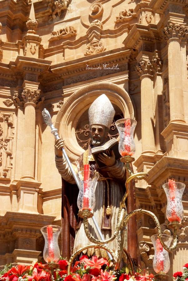 Como cada 15 de mayo la ciudad de Guadix ha celebrado la festividad de San Torcuato. Tras la misa pontifical en la catedral ha dado comienzo la procesión con la imagen del patrón y la reliquia. En la procesión han participado representantes del Ayuntamiento de Guadix y de las hermandades y cofradías de la diócesis