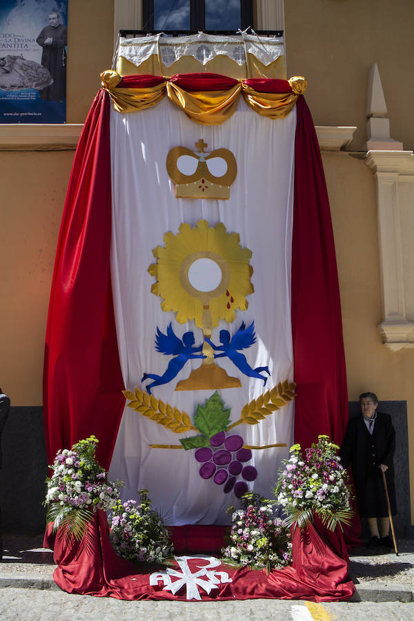 Guadix celebró la festividad del Corpus este domingo. La procesión contó con la presencia de numeroras representaciones de hermandades y cofradías, de niños y niñas de primera comunión y de los seises de la catedral de Guadix. 