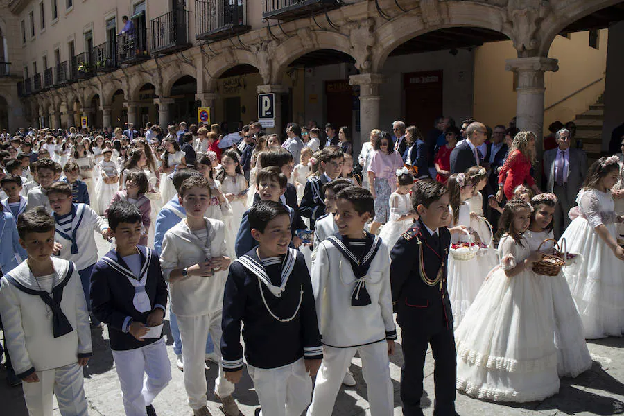 Guadix celebró la festividad del Corpus este domingo. La procesión contó con la presencia de numeroras representaciones de hermandades y cofradías, de niños y niñas de primera comunión y de los seises de la catedral de Guadix. 