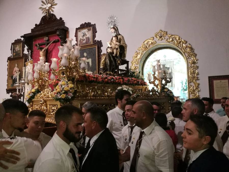 La localidad de Benalúa vivió con intensidad la celebración de la festividad de su patrona, la Virgen del Carmen. Miles de vecinos y vecinas participaron en la procesión de la patrona que recorrió las principales calles de la localidad. La afluencia fue masiva, tanto en las filas que iluminaban el camino de la imagen como de público. 