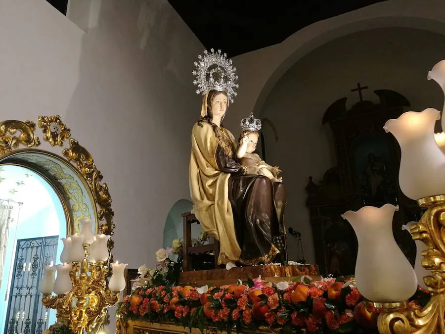 La localidad de Benalúa vivió con intensidad la celebración de la festividad de su patrona, la Virgen del Carmen. Miles de vecinos y vecinas participaron en la procesión de la patrona que recorrió las principales calles de la localidad. La afluencia fue masiva, tanto en las filas que iluminaban el camino de la imagen como de público. 