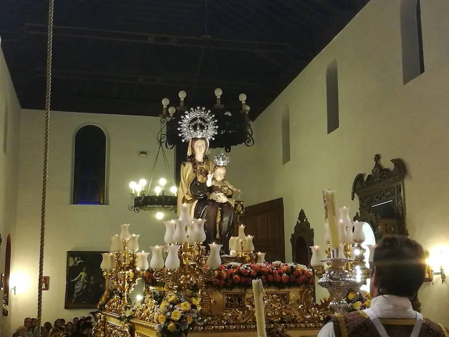 La localidad de Benalúa vivió con intensidad la celebración de la festividad de su patrona, la Virgen del Carmen. Miles de vecinos y vecinas participaron en la procesión de la patrona que recorrió las principales calles de la localidad. La afluencia fue masiva, tanto en las filas que iluminaban el camino de la imagen como de público. 