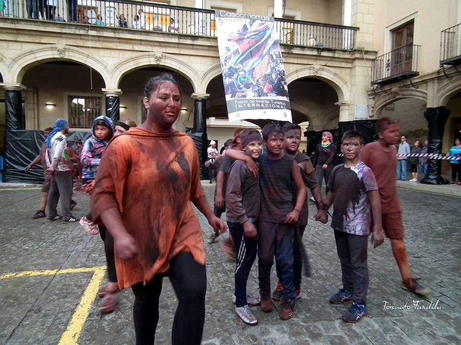 Ni el fresquito más que otoñal de la tarde ni la amenaza de lluvia (que incluso se ha hecho presente en algunos tramos de la carrera) ha podido este domingo con las ganas de Cascamorras que tenía Guadix. La ciudad y los muchos visitantes que cada año se animan a disfrutar de la fiesta (cada año más, algunos de lugares tan lejanos como Australia) se han volcado con José Heras, el joven accitano encargado de encarnar este año la figura del Cascamorras.