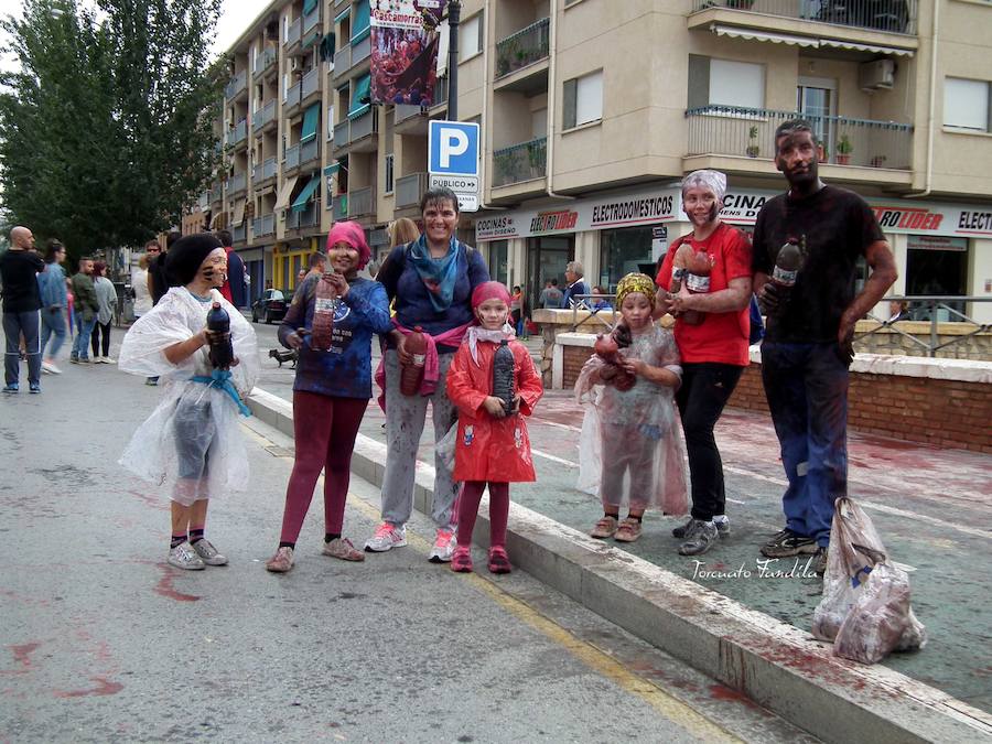 Ni el fresquito más que otoñal de la tarde ni la amenaza de lluvia (que incluso se ha hecho presente en algunos tramos de la carrera) ha podido este domingo con las ganas de Cascamorras que tenía Guadix. La ciudad y los muchos visitantes que cada año se animan a disfrutar de la fiesta (cada año más, algunos de lugares tan lejanos como Australia) se han volcado con José Heras, el joven accitano encargado de encarnar este año la figura del Cascamorras.