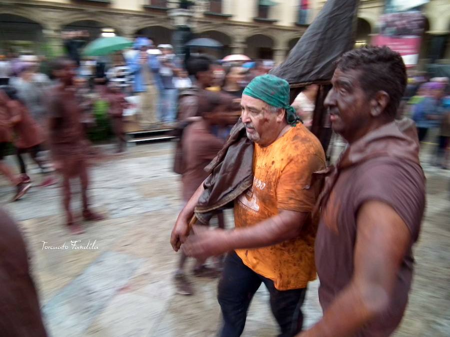Ni el fresquito más que otoñal de la tarde ni la amenaza de lluvia (que incluso se ha hecho presente en algunos tramos de la carrera) ha podido este domingo con las ganas de Cascamorras que tenía Guadix. La ciudad y los muchos visitantes que cada año se animan a disfrutar de la fiesta (cada año más, algunos de lugares tan lejanos como Australia) se han volcado con José Heras, el joven accitano encargado de encarnar este año la figura del Cascamorras.