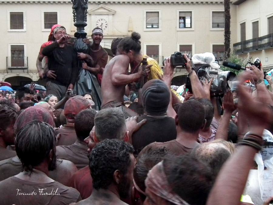 Ni el fresquito más que otoñal de la tarde ni la amenaza de lluvia (que incluso se ha hecho presente en algunos tramos de la carrera) ha podido este domingo con las ganas de Cascamorras que tenía Guadix. La ciudad y los muchos visitantes que cada año se animan a disfrutar de la fiesta (cada año más, algunos de lugares tan lejanos como Australia) se han volcado con José Heras, el joven accitano encargado de encarnar este año la figura del Cascamorras.
