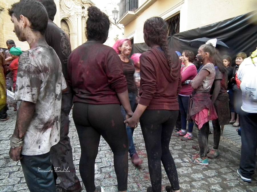 Ni el fresquito más que otoñal de la tarde ni la amenaza de lluvia (que incluso se ha hecho presente en algunos tramos de la carrera) ha podido este domingo con las ganas de Cascamorras que tenía Guadix. La ciudad y los muchos visitantes que cada año se animan a disfrutar de la fiesta (cada año más, algunos de lugares tan lejanos como Australia) se han volcado con José Heras, el joven accitano encargado de encarnar este año la figura del Cascamorras.