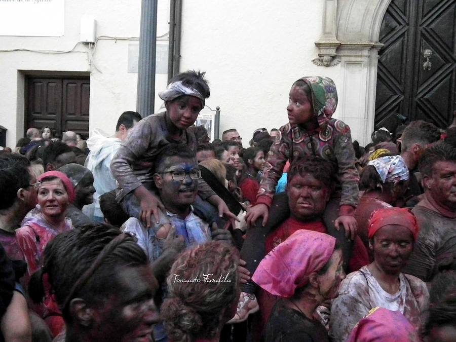 Ni el fresquito más que otoñal de la tarde ni la amenaza de lluvia (que incluso se ha hecho presente en algunos tramos de la carrera) ha podido este domingo con las ganas de Cascamorras que tenía Guadix. La ciudad y los muchos visitantes que cada año se animan a disfrutar de la fiesta (cada año más, algunos de lugares tan lejanos como Australia) se han volcado con José Heras, el joven accitano encargado de encarnar este año la figura del Cascamorras.