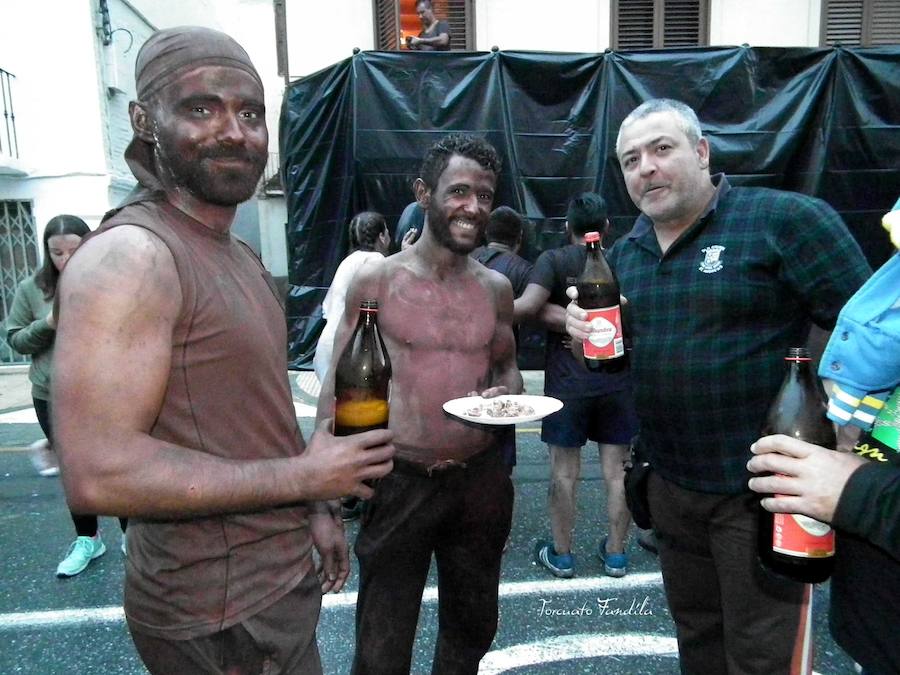Ni el fresquito más que otoñal de la tarde ni la amenaza de lluvia (que incluso se ha hecho presente en algunos tramos de la carrera) ha podido este domingo con las ganas de Cascamorras que tenía Guadix. La ciudad y los muchos visitantes que cada año se animan a disfrutar de la fiesta (cada año más, algunos de lugares tan lejanos como Australia) se han volcado con José Heras, el joven accitano encargado de encarnar este año la figura del Cascamorras.