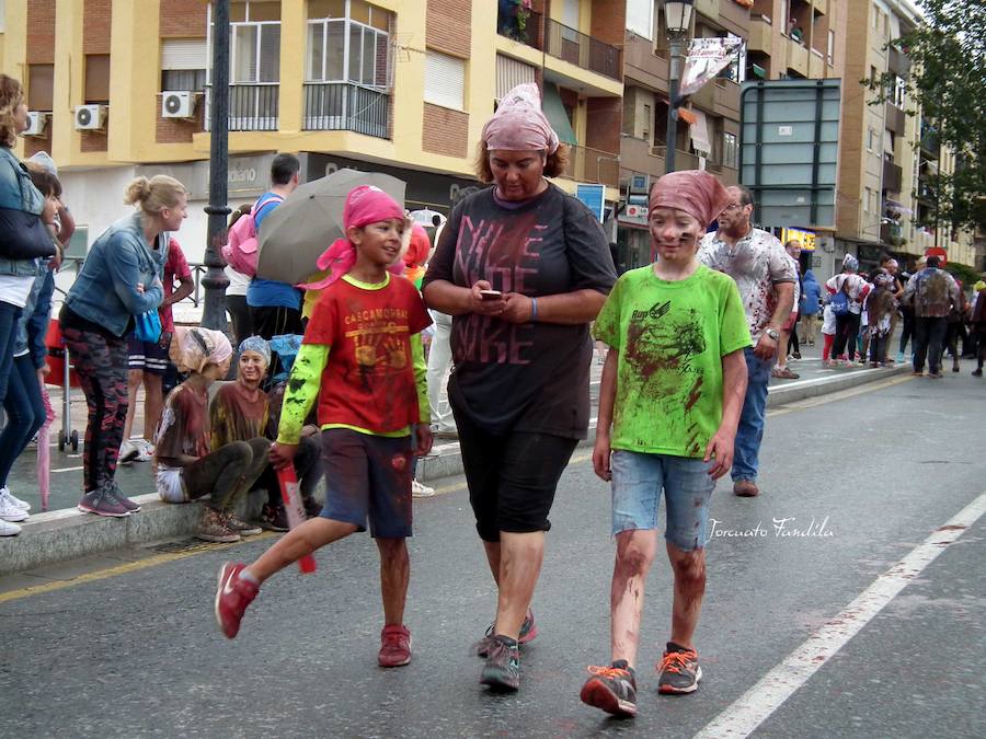 Ni el fresquito más que otoñal de la tarde ni la amenaza de lluvia (que incluso se ha hecho presente en algunos tramos de la carrera) ha podido este domingo con las ganas de Cascamorras que tenía Guadix. La ciudad y los muchos visitantes que cada año se animan a disfrutar de la fiesta (cada año más, algunos de lugares tan lejanos como Australia) se han volcado con José Heras, el joven accitano encargado de encarnar este año la figura del Cascamorras.