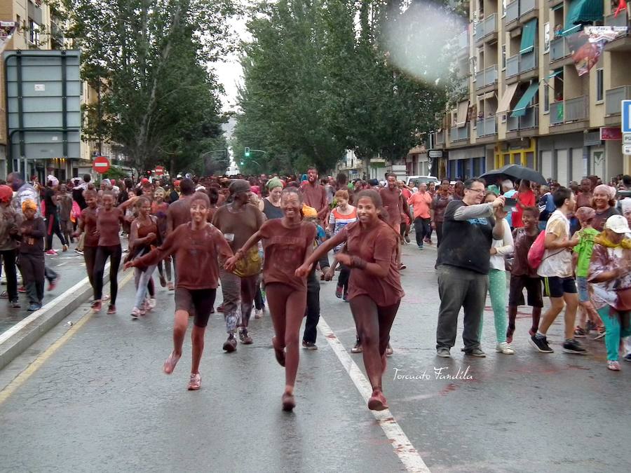 Ni el fresquito más que otoñal de la tarde ni la amenaza de lluvia (que incluso se ha hecho presente en algunos tramos de la carrera) ha podido este domingo con las ganas de Cascamorras que tenía Guadix. La ciudad y los muchos visitantes que cada año se animan a disfrutar de la fiesta (cada año más, algunos de lugares tan lejanos como Australia) se han volcado con José Heras, el joven accitano encargado de encarnar este año la figura del Cascamorras.