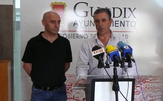 El deportista, Manuel Poyatos, ha participado en la presentación junto al concejal de Deportes. 