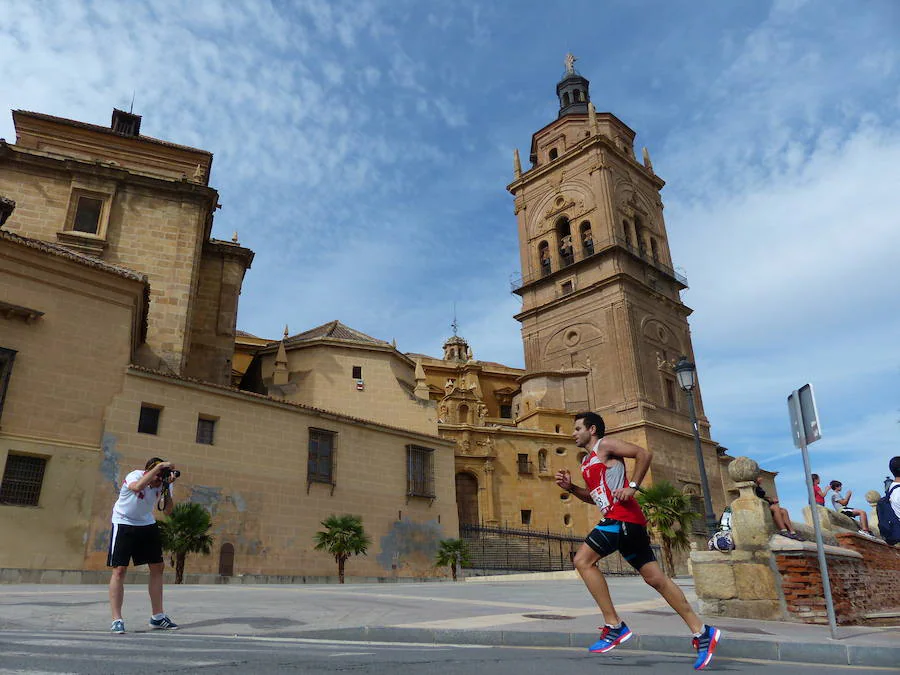 Un corredor llegando a la catedral antes de entrar en meta en una edición anterior.