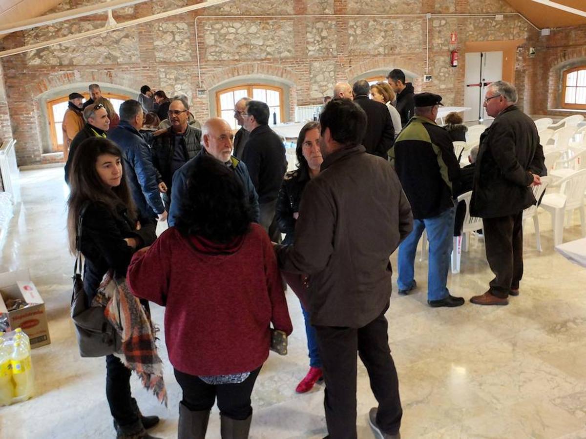 La localidad celebra una cata-concurso de vino del país entre los productores locales