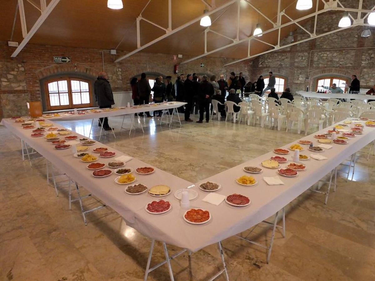 La localidad celebra una cata-concurso de vino del país entre los productores locales