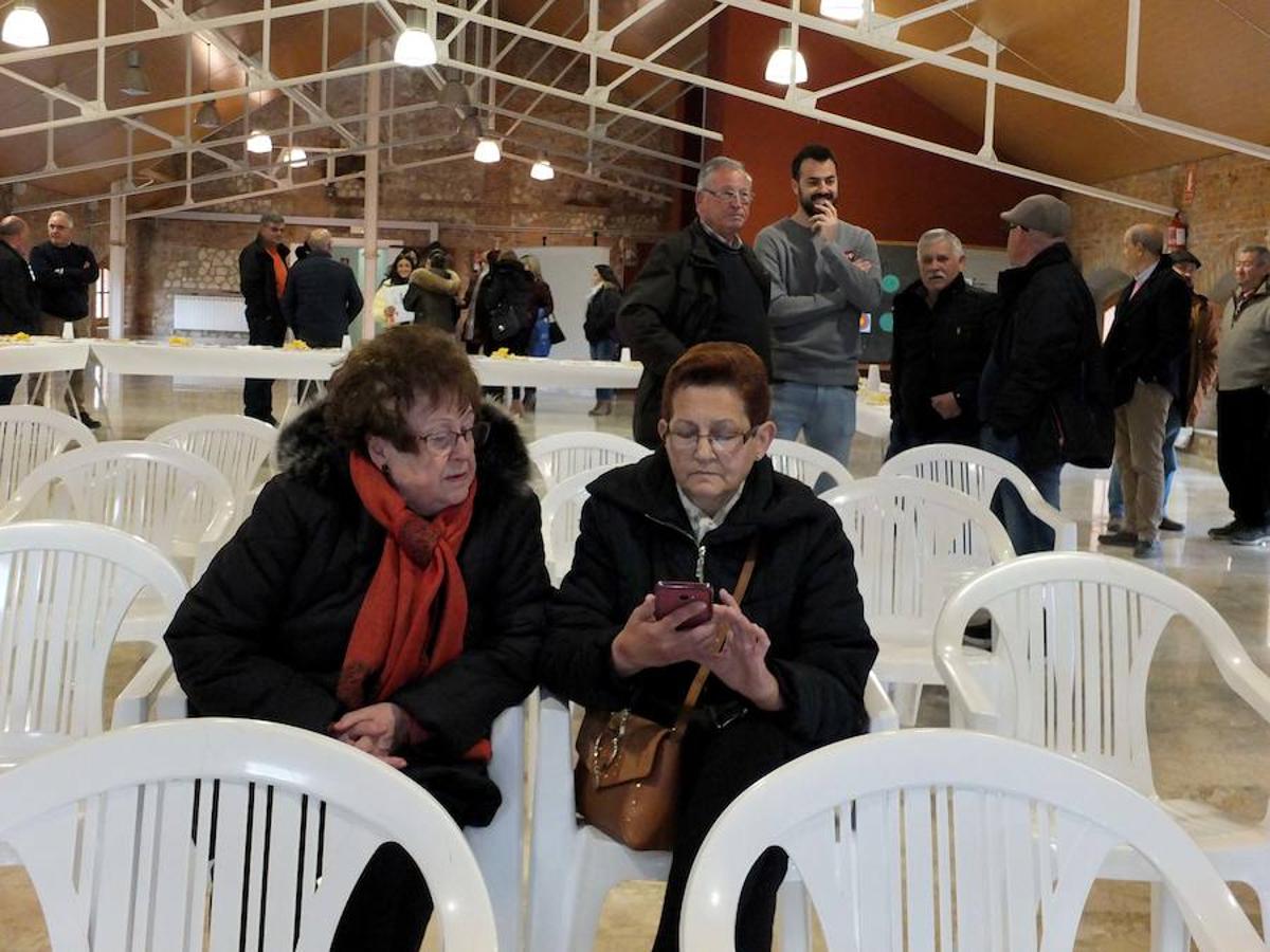 La localidad celebra una cata-concurso de vino del país entre los productores locales