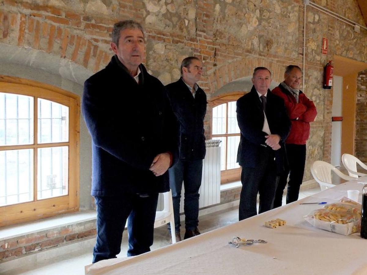 La localidad celebra una cata-concurso de vino del país entre los productores locales