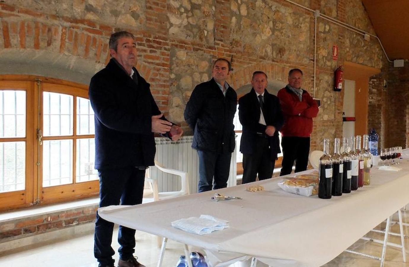 La localidad celebra una cata-concurso de vino del país entre los productores locales