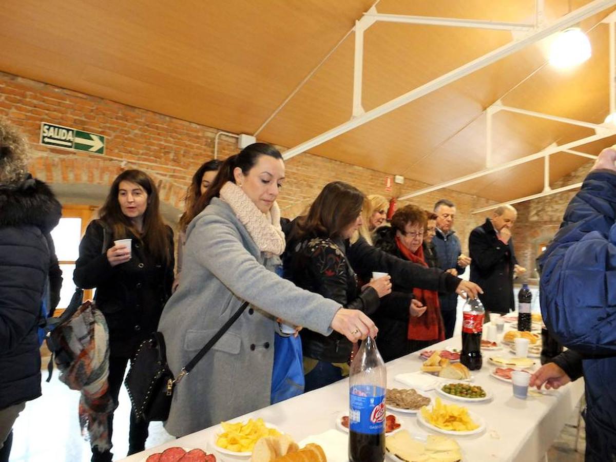 La localidad celebra una cata-concurso de vino del país entre los productores locales