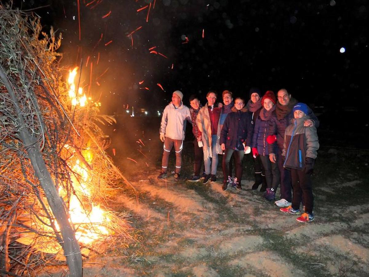 Guadix celebra la tradicional fiesta del patrón de los animales con el encendido de las luminarias. La llegada de San Antón a su ermita supuso el comienzo del encendido de las lumbres. 