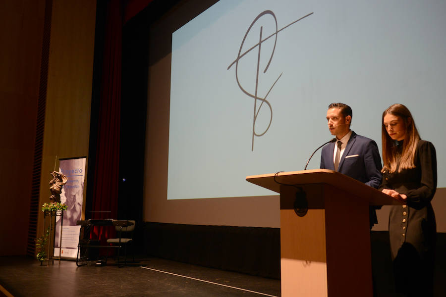 El teatro Mira de Amescua acogió la presentación del monumento que la ciudad de Guadix pretende levantar en honor a su patrón. 