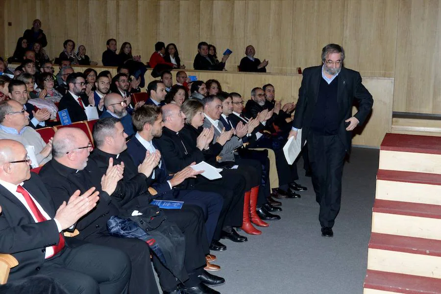 El teatro Mira de Amescua acogió la presentación del monumento que la ciudad de Guadix pretende levantar en honor a su patrón. 